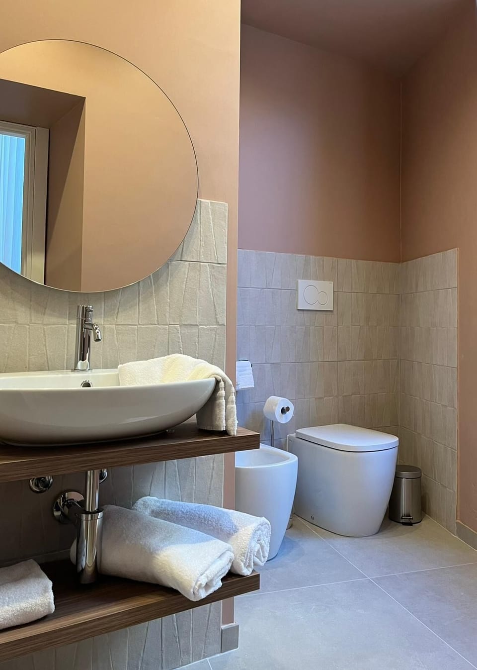 Standard Double Room | Bathroom | Shower, rainfall showerhead, free toiletries, hair dryer