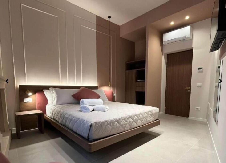 Standard Double Room | In-room safe, desk, laptop workspace, blackout drapes