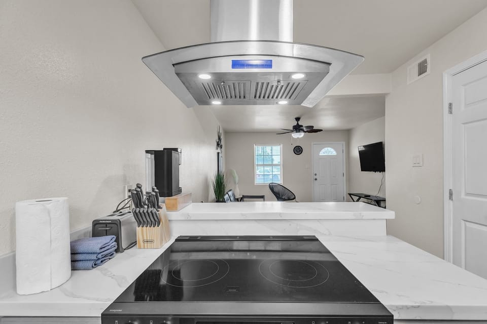 Full-size fridge, microwave, oven, stovetop