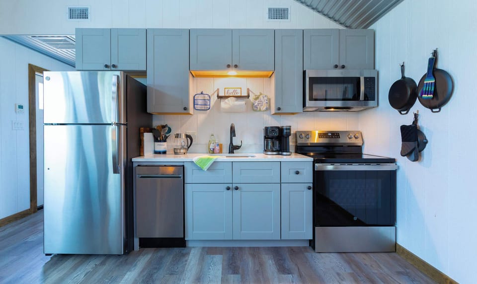 Cabin, Multiple Beds, Kitchen, Garden View (Shady Grove) | Private kitchen | Coffee/tea maker, fridge, microwave, oven