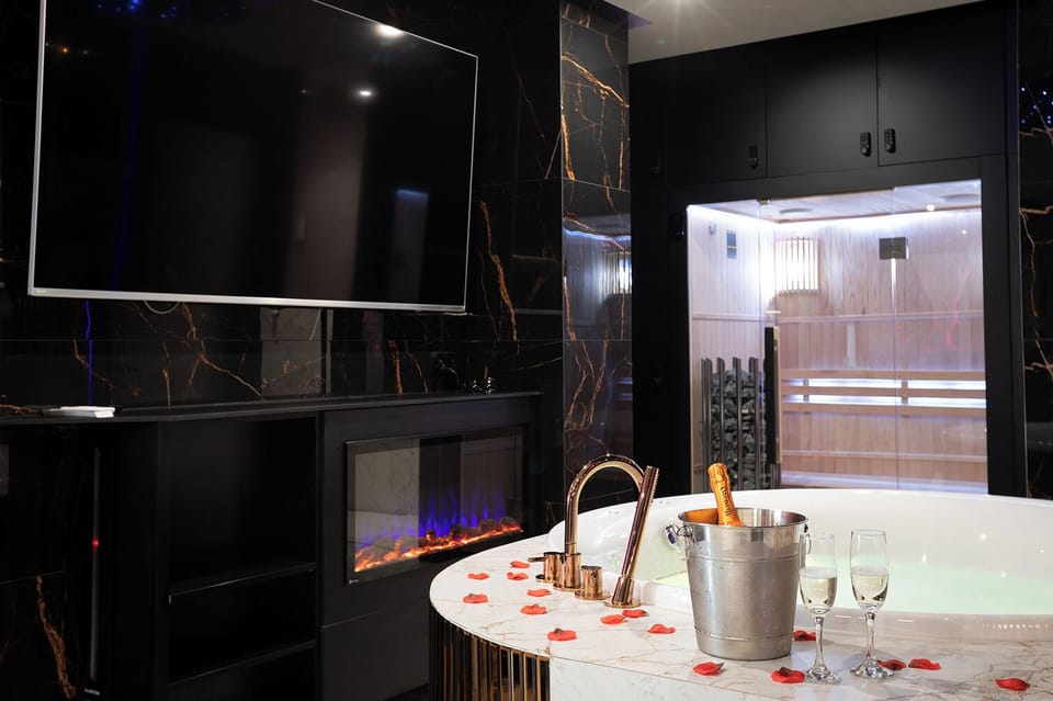 Presidential Apartment | Iron/ironing board, free WiFi, bed sheets