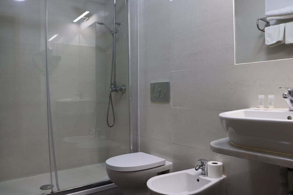 Double Room, Private Bathroom | Bathroom | Deep soaking tub, free toiletries, bidet, towels