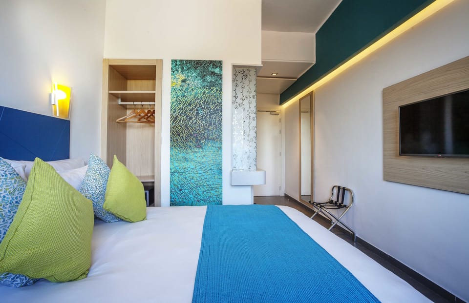 In-room safe, soundproofing, free WiFi, bed sheets
