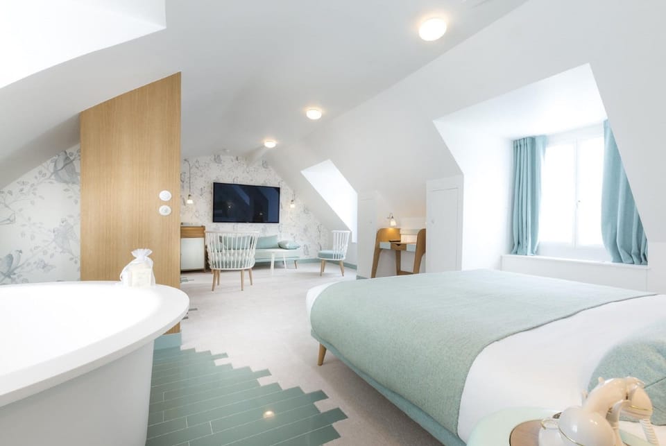 Suite | Premium bedding, pillowtop beds, minibar, in-room safe