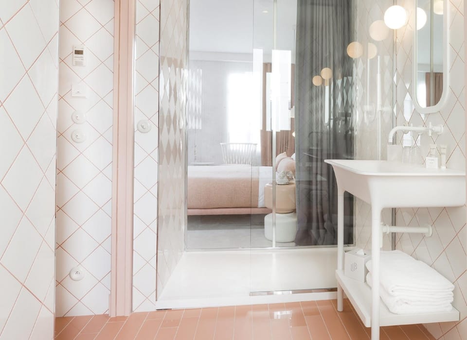 Junior Suite | Bathroom | Hair dryer, towels