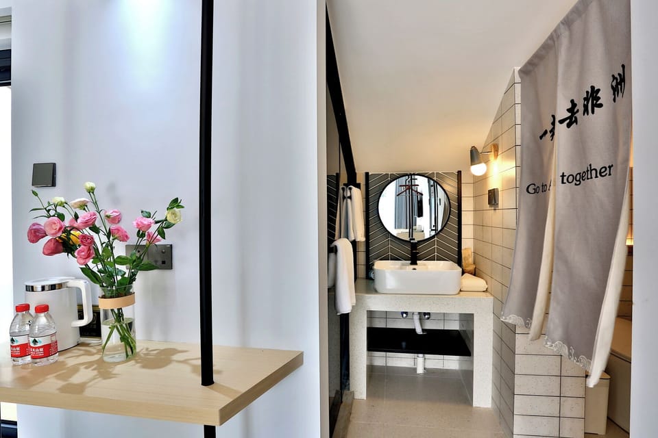 Luxury Double Room | Bathroom | Shower, rainfall showerhead, hair dryer, slippers