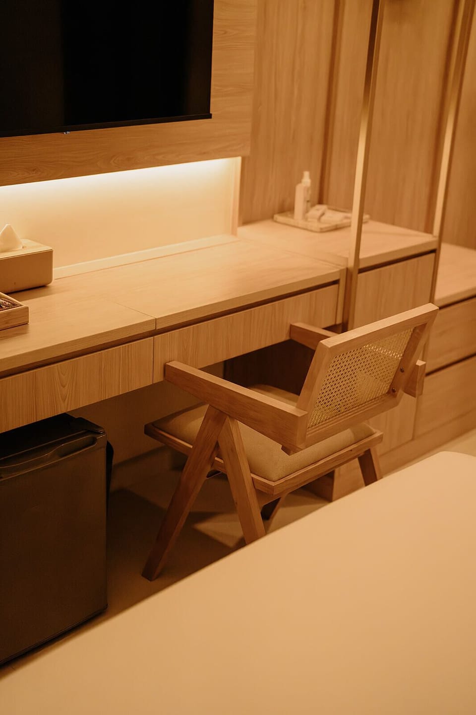 Desk, free WiFi, bed sheets