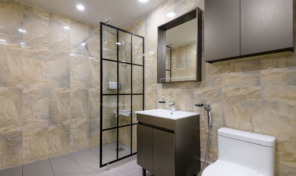 14 Pyeong Fantastic Ocean View Couple Room | Bathroom | Shower, hair dryer, towels, soap