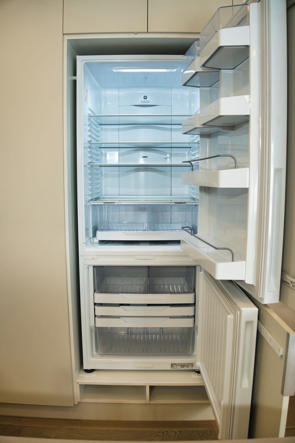 Apartment, 1 Queen Bed, Non Smoking, Kitchen | Private kitchen | Electric kettle, dining tables
