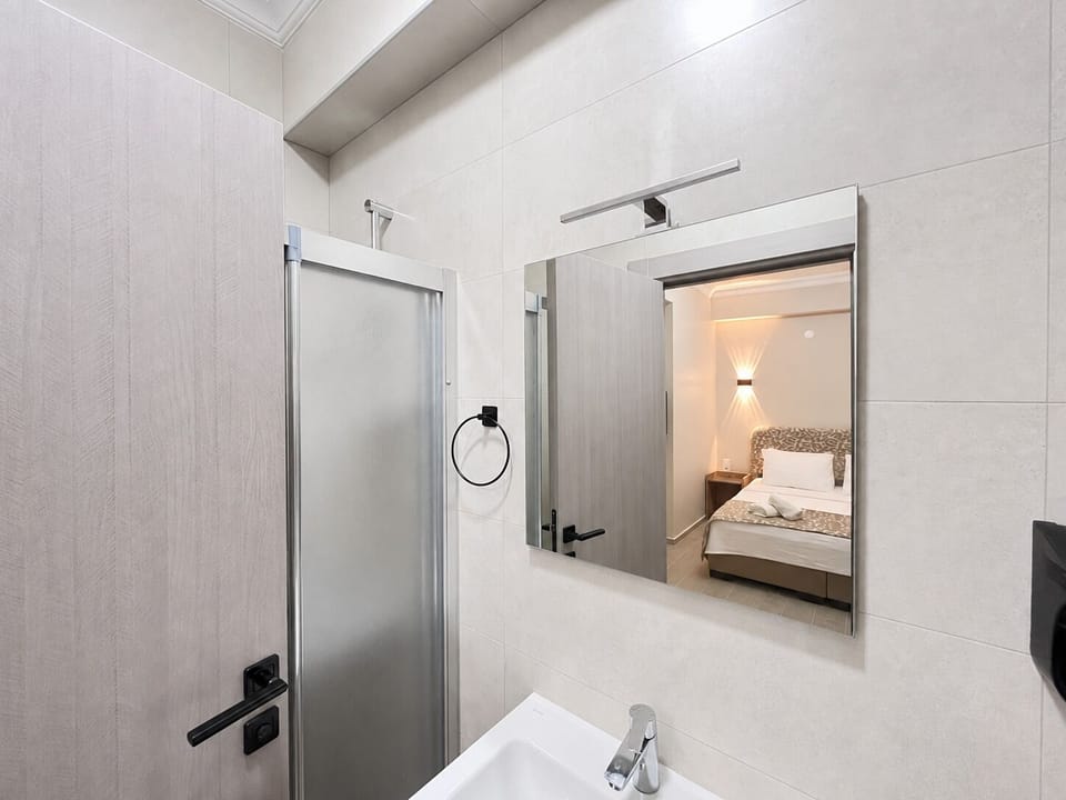 Standard Room | Bathroom | Shower, free toiletries, hair dryer, towels