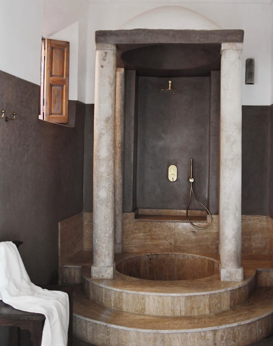 Deluxe Suite | Bathroom | Shower, hair dryer, bathrobes, slippers