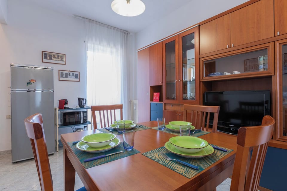 Apartment, 2 Bedrooms | Living area | 30-inch TV with satellite channels