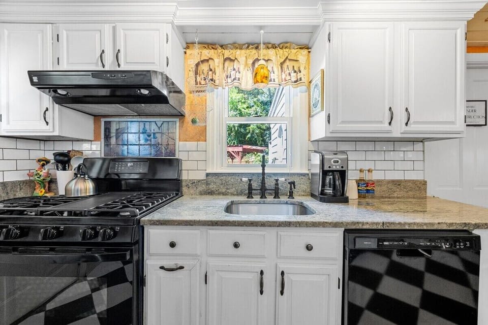 Family House, Private Bathroom, Pool View | Shared kitchen