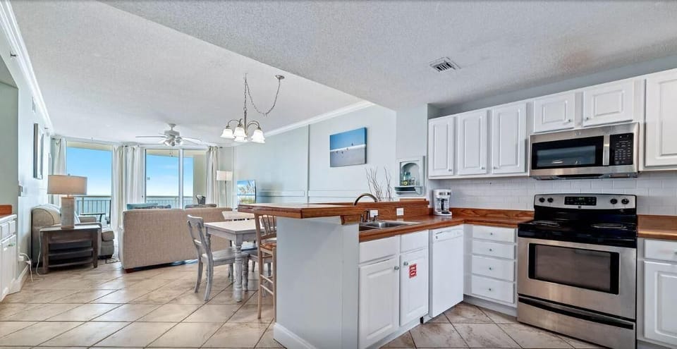 Condo, Multiple Beds (Palacio 802) | Private kitchen | Oven, toaster, paper towels