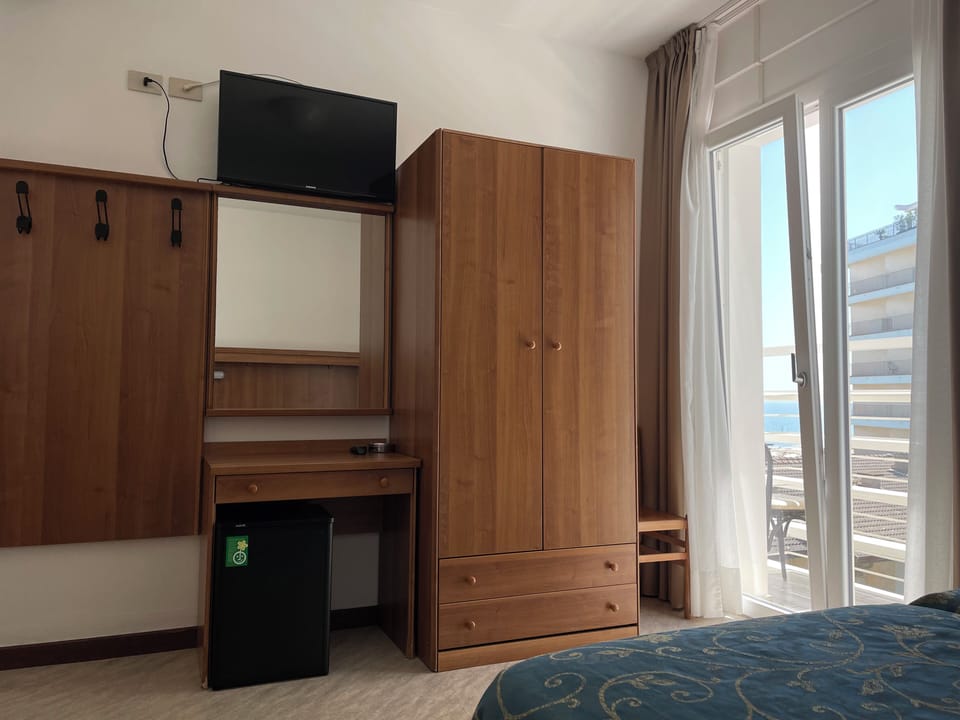 Desk, soundproofing, WiFi (free)