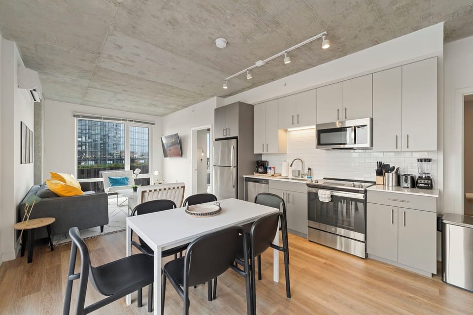 Business Suite, City View | In-room dining