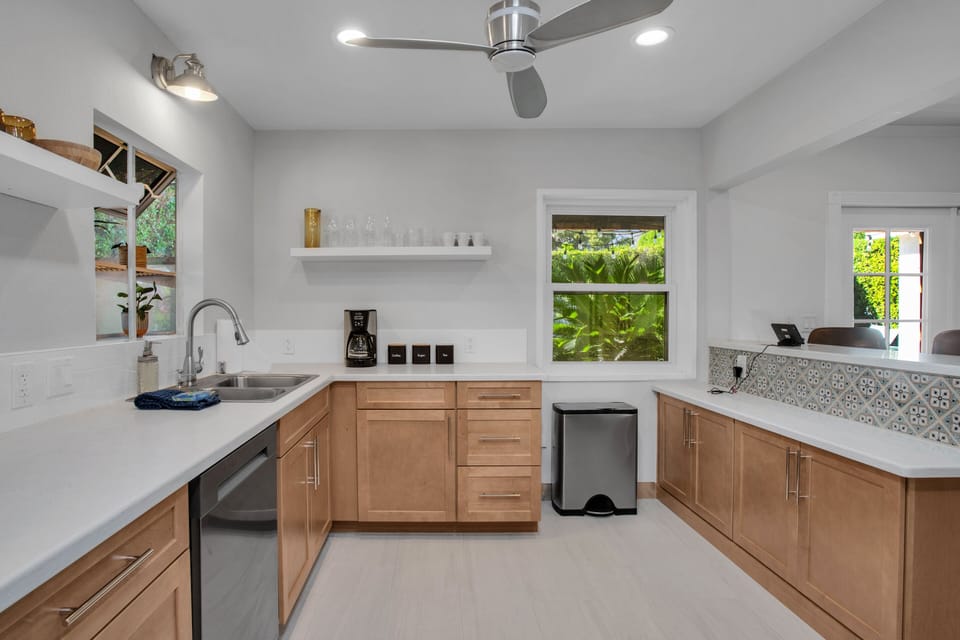 House, Multiple Beds, Pool Access, Pool View (Plaza Amigo) | Private kitchen | Electric kettle