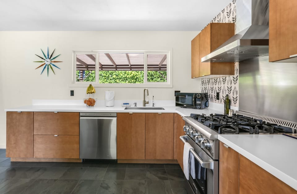 House, Multiple Beds, Pool Access, Pool View (Nicola) | Private kitchen