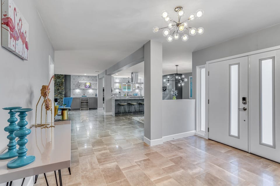 House, Multiple Beds, Pool Access, Pool View (Farrell 2) | Interior