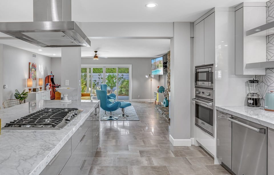 House, Multiple Beds, Pool Access, Pool View (Farrell 2) | Private kitchen