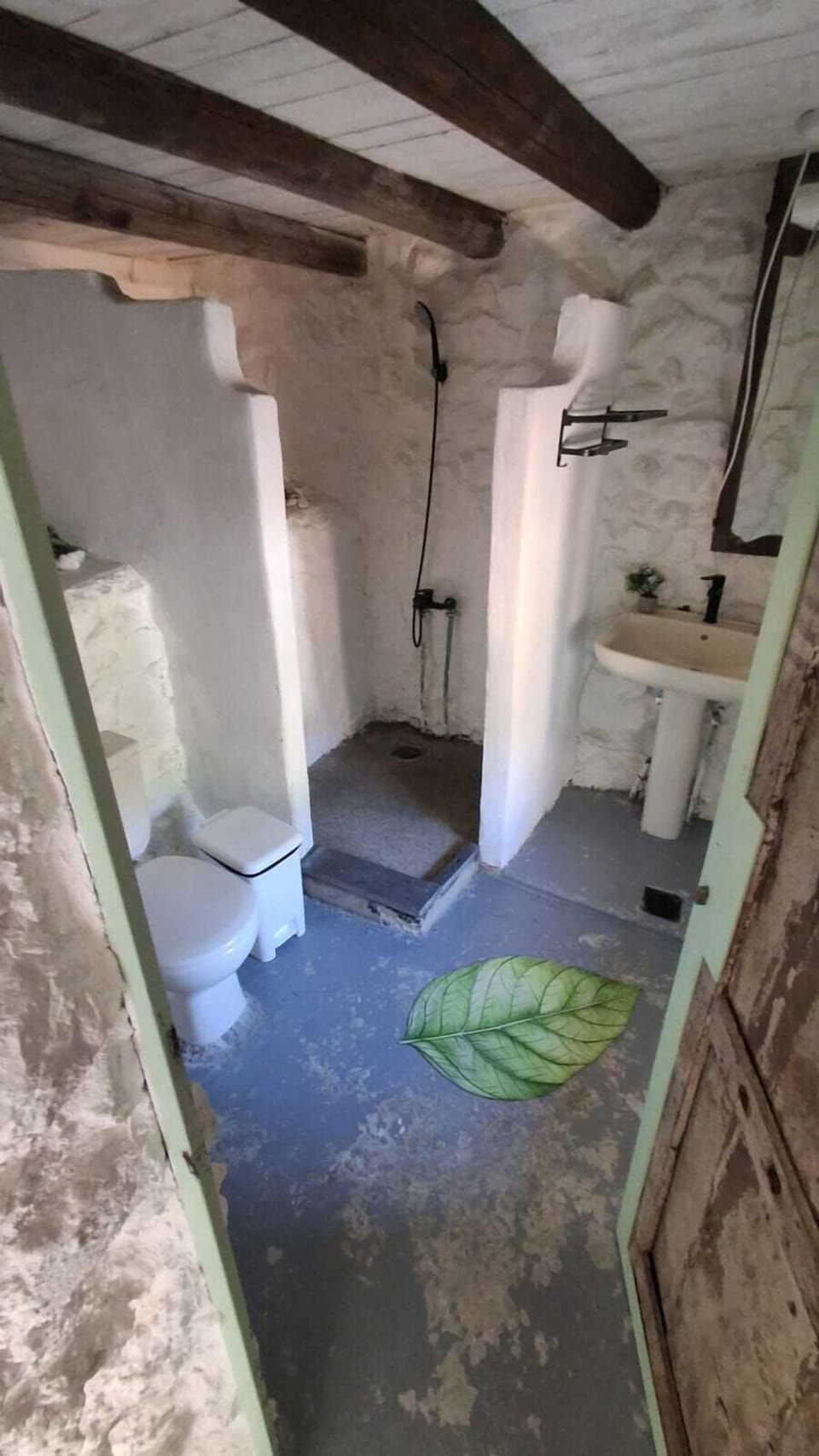 Comfort Chalet | Bathroom | Shower, free toiletries, hair dryer (on request), towels