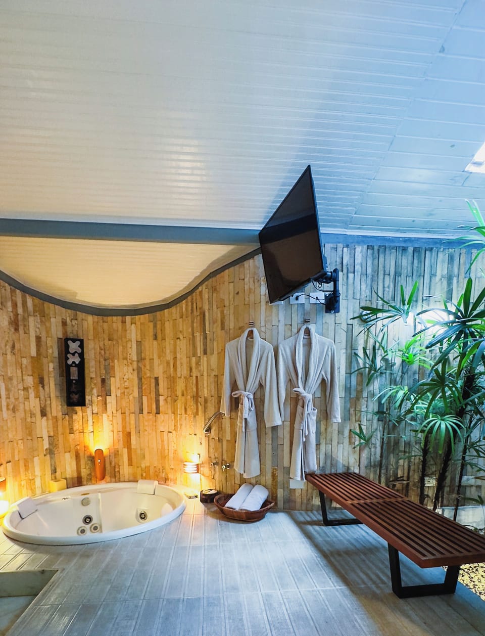 Deluxe Suite, Balcony, Garden View | Bathroom | Shower, hair dryer, towels, soap