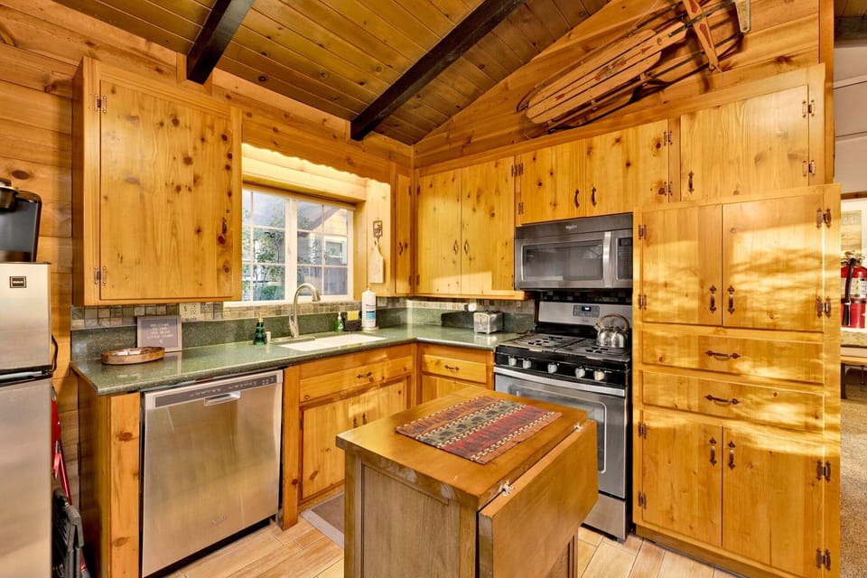 Cabin, Multiple Beds, Pool Access, Mountain View (2560) | Private kitchen