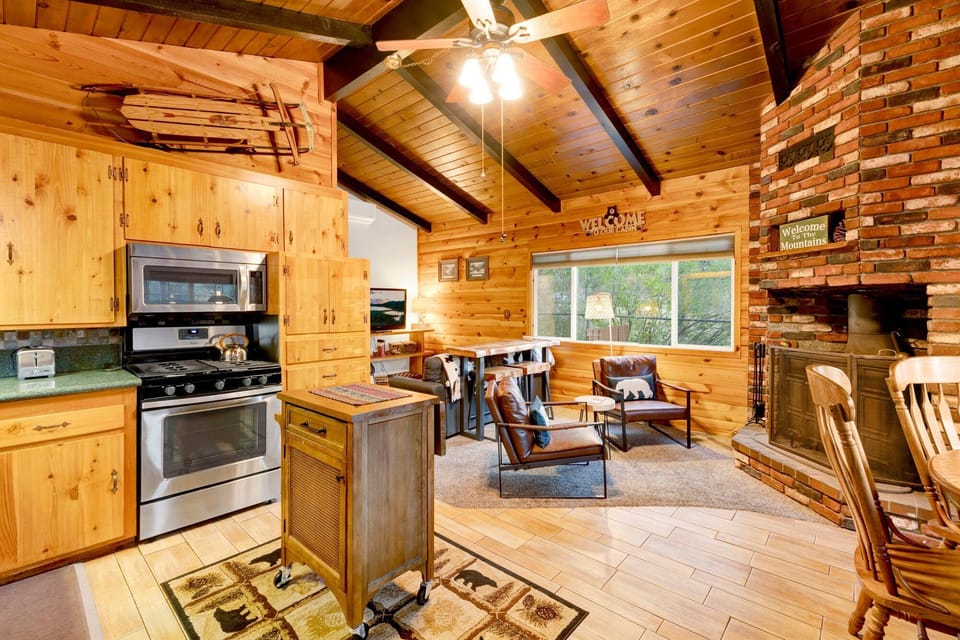 Cabin, Multiple Beds, Pool Access, Mountain View (2560) | Private kitchen
