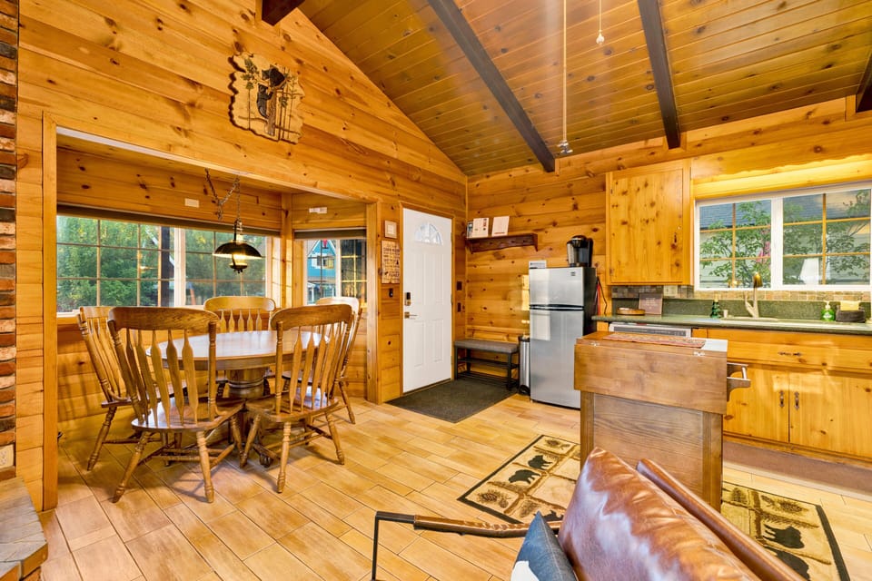 Cabin, Multiple Beds, Pool Access, Mountain View (2560) | Private kitchen