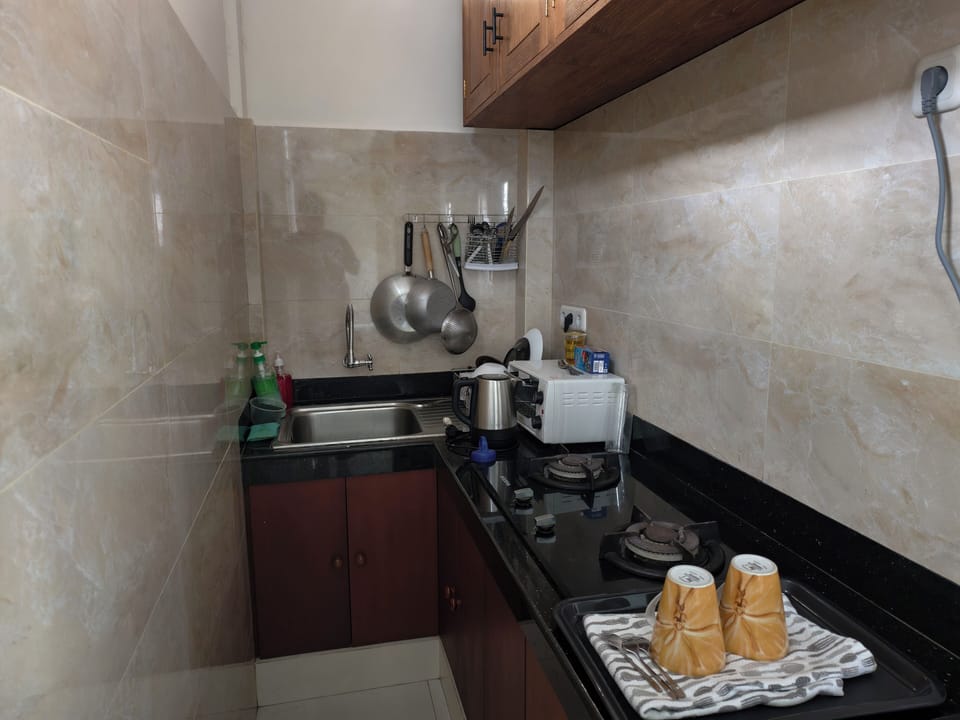 Family Room | Private kitchen | Fridge, microwave, stovetop, dishwasher