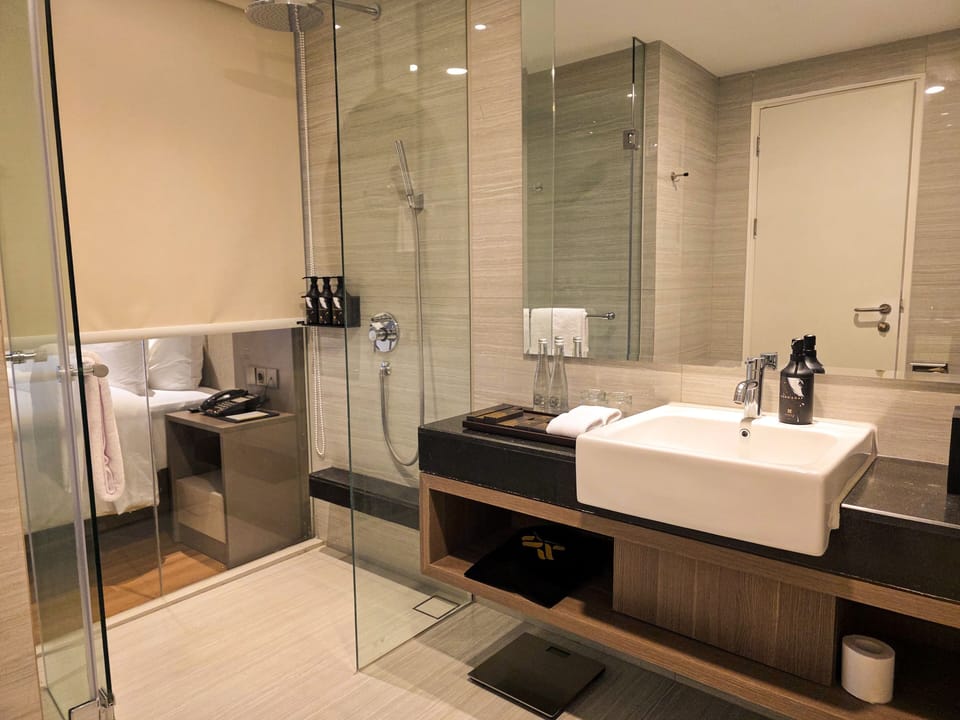 Deluxe Twin Room | Bathroom | Slippers
