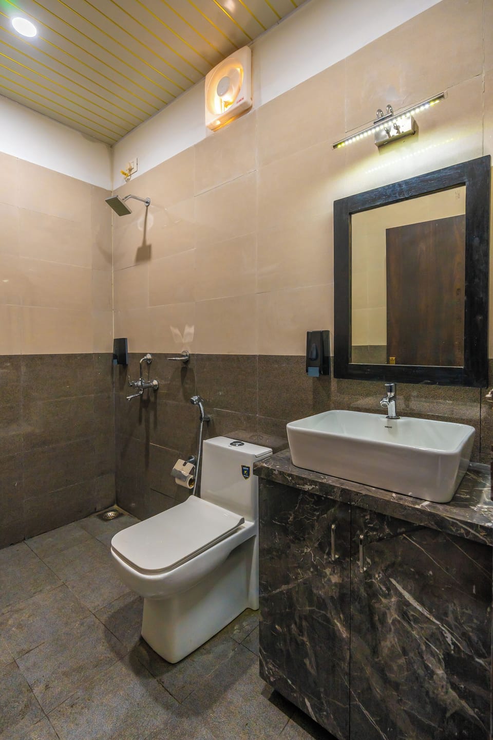Deluxe Double Room with Balcony | Bathroom | Shower, bidet, towels, shampoo
