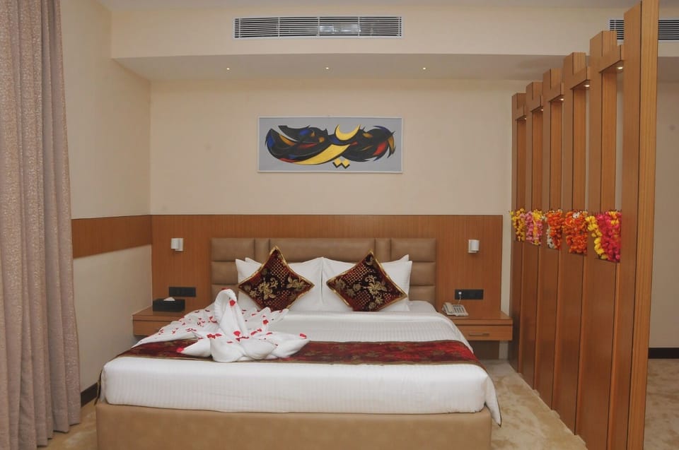 Suite Room | In-room safe, blackout drapes, soundproofing, iron/ironing board