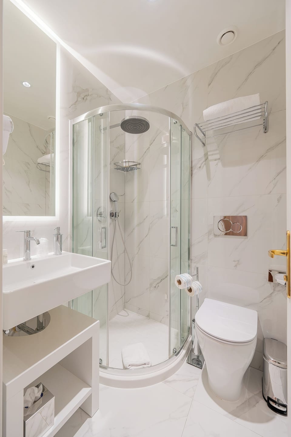 Standard Single Room | Bathroom | Shower, free toiletries, hair dryer, towels