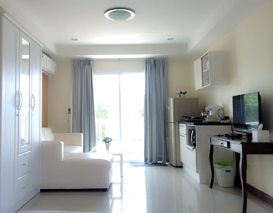 Family Room | Private kitchenette | Full-size fridge, microwave