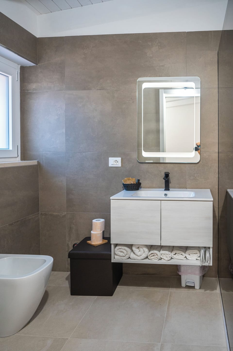 Standard Double or Twin Room | Bathroom | Shower, hair dryer, slippers, bidet