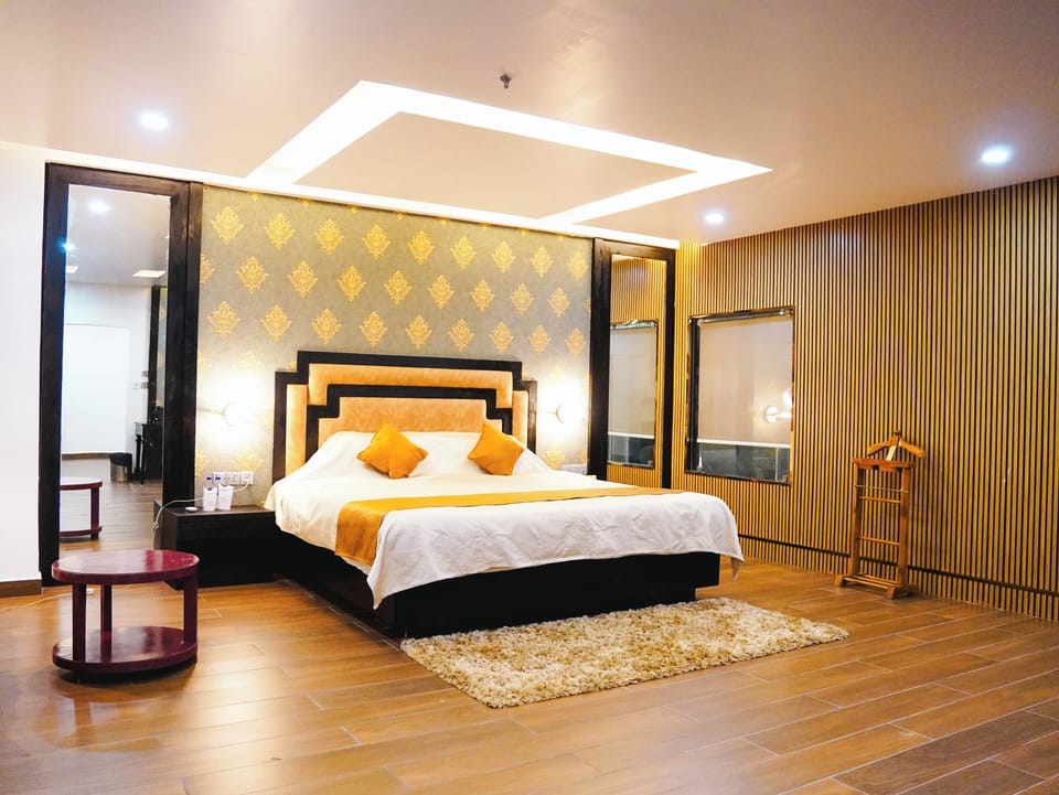 Grand Suite | Memory foam beds, minibar, desk, laptop workspace