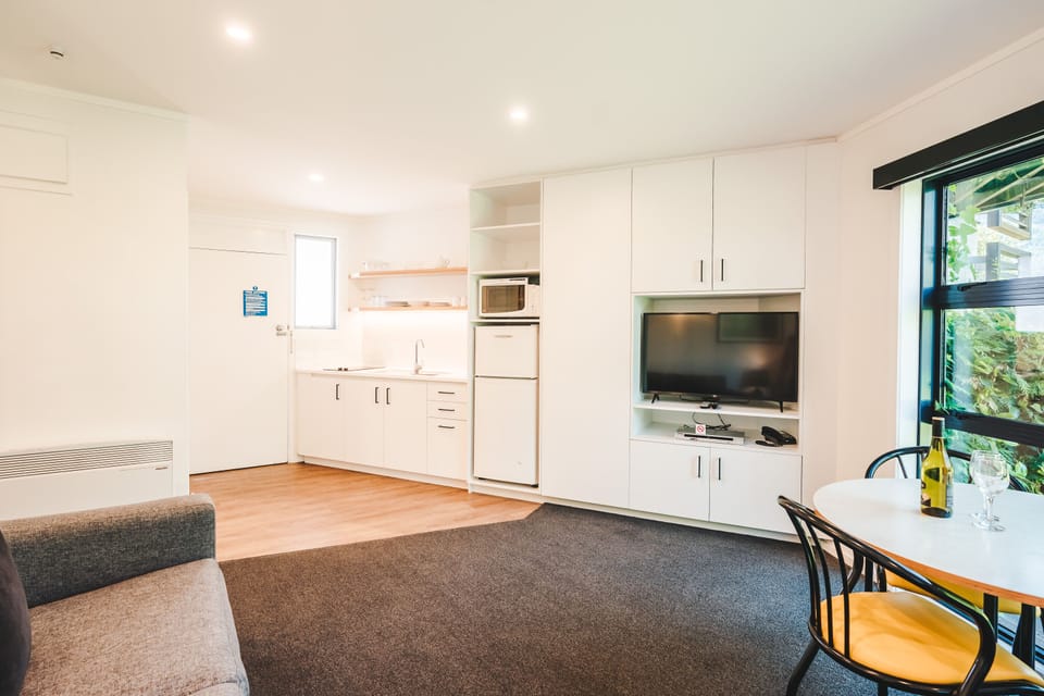 Classic Room, 1 Bedroom | Living area | 32-inch TV with satellite channels
