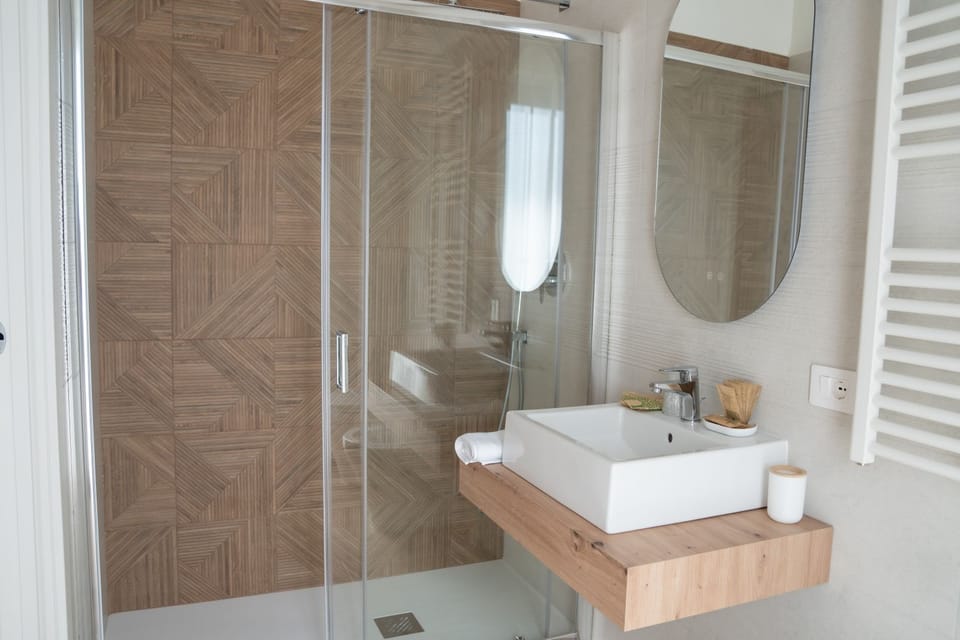 Standard Triple Room | Bathroom | Free toiletries, hair dryer, soap, shampoo