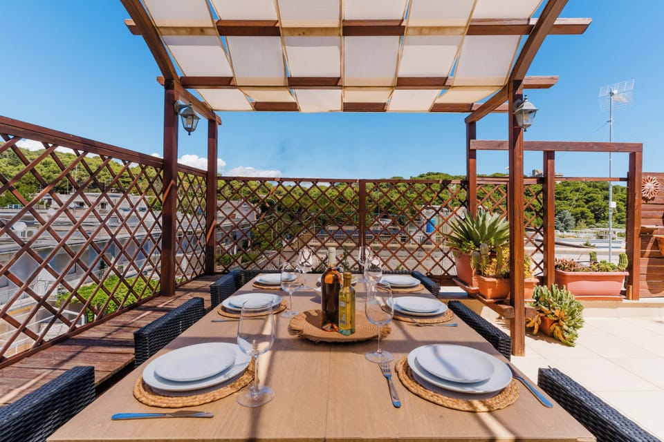 Superior Villa | Blackout drapes, soundproofing, iron/ironing board, WiFi (free)