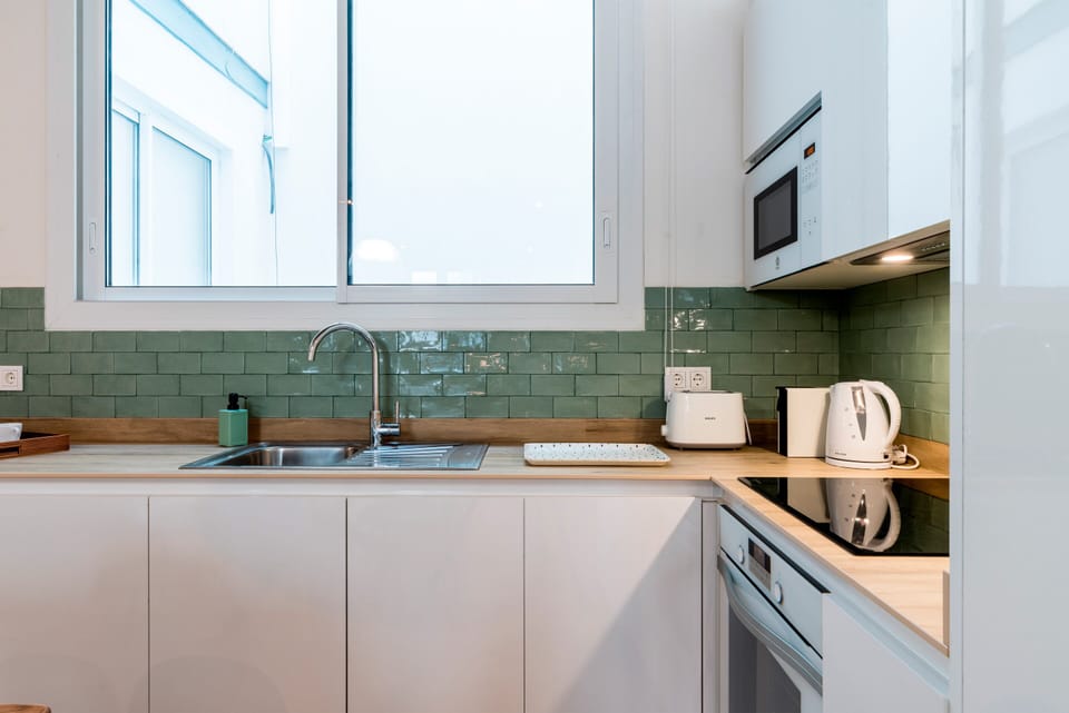 Apartment (4 Bedrooms) | Private kitchen | Fridge, microwave, oven, stovetop