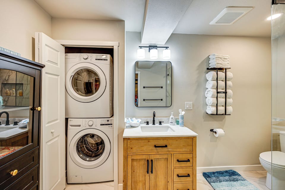 Puget Sound Views: Des Moines Apt w/ Patio Apartment in Des Moines