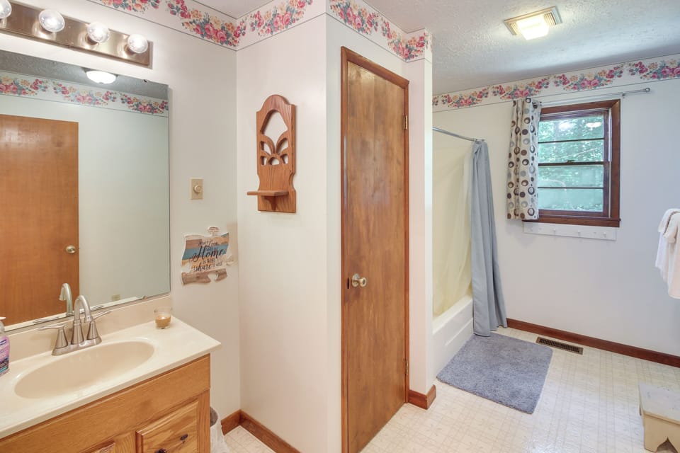 Family Home w/ Game Room! 1 Mi to Dale Hollow Lake Cottage in Kentucky