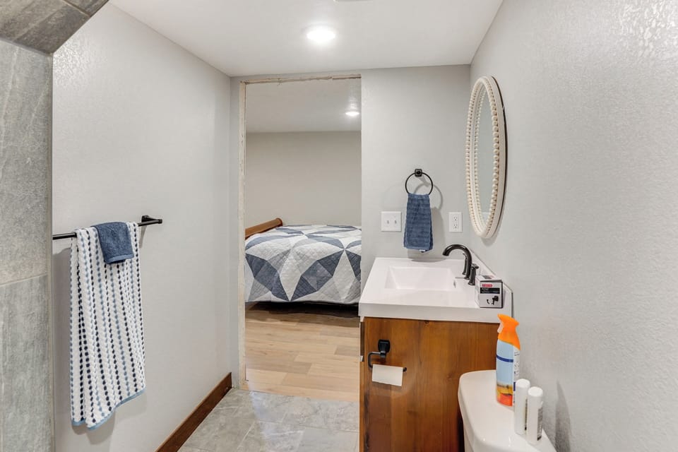 Sioux Falls Home Near Downtown: 2 Living Areas! Cottage in Sioux Falls