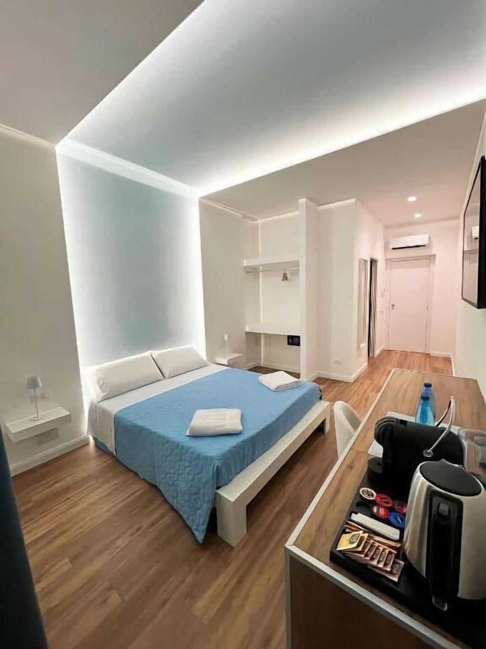 Deluxe Double Room, Sea View | Minibar, in-room safe, iron/ironing board, free WiFi