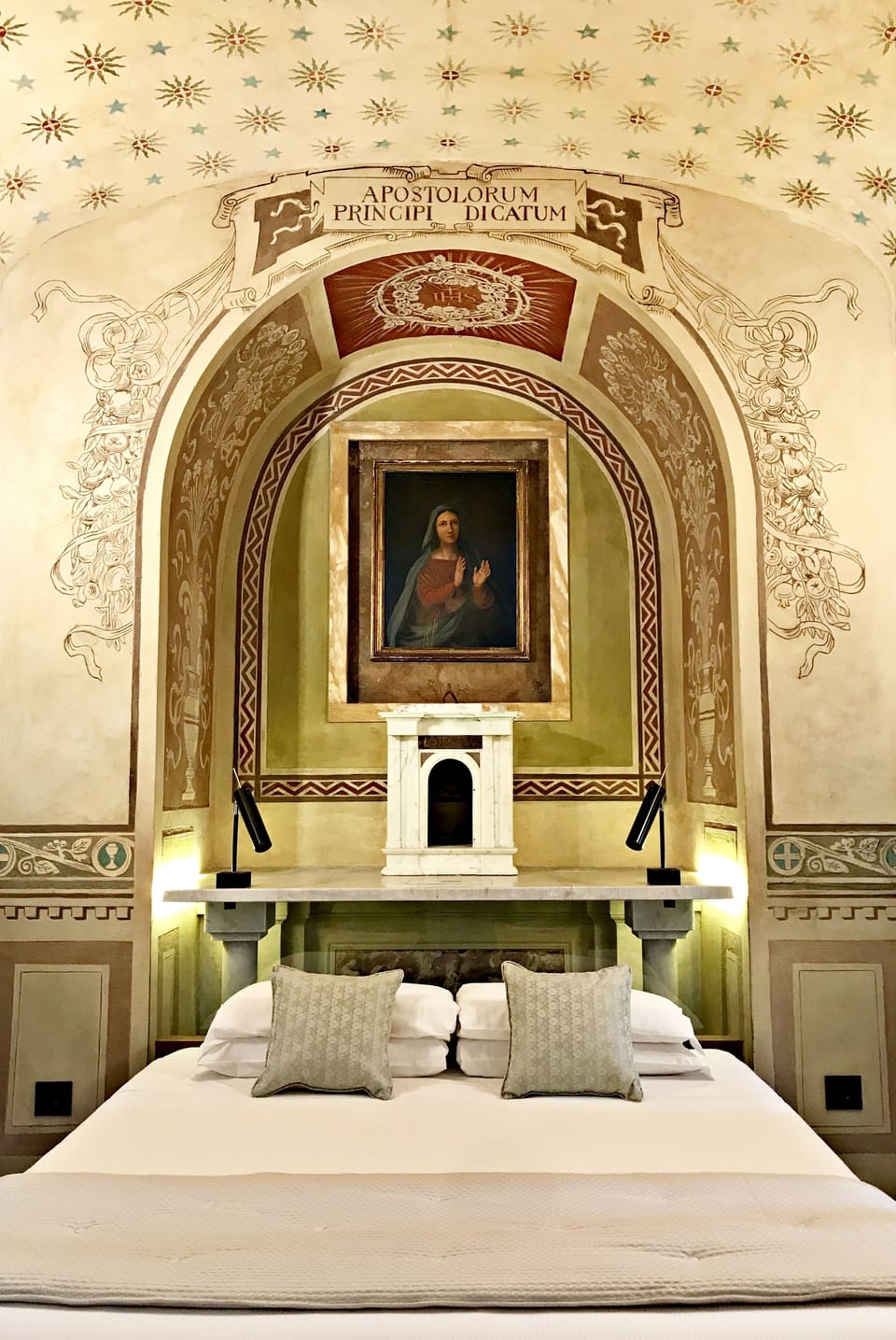 Deluxe Suite | Down comforters, minibar, in-room safe, desk