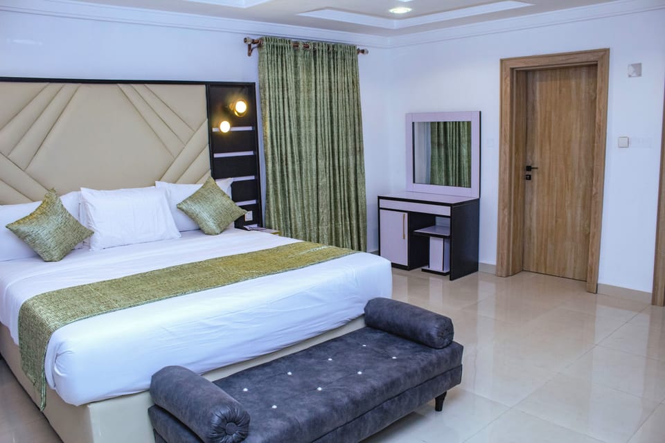 Royal Studio Suite | Desk, laptop workspace, free WiFi