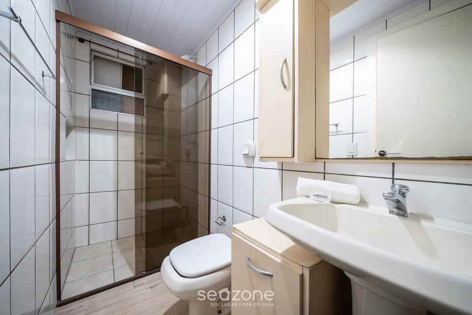 Basic Apartment | Bathroom | Shower
