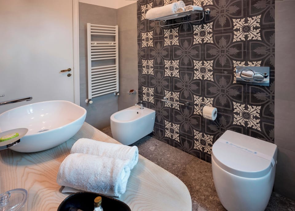 Economy Double Room | Bathroom | Shower, free toiletries, hair dryer, bathrobes