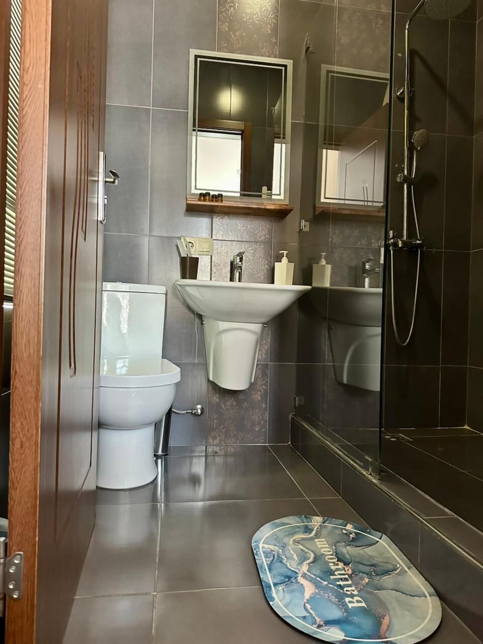Deluxe Triple Room | Bathroom | Shower, rainfall showerhead, free toiletries, slippers